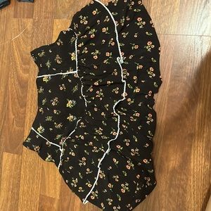 Black with white outline flower